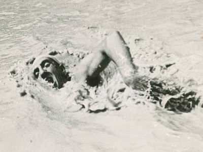 Anni 40 - Geminio Ognio nuota sul Tevere