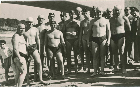Fine anni 40 – Traversata di Roma sul Tevere
