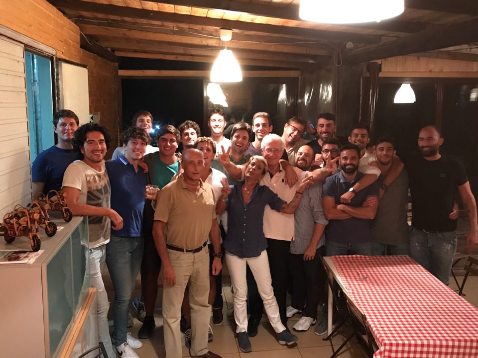 IL CAPITANO FESTEGGIATO DALLA SQUADRA